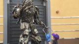 En liten gutt bringer leder av Optimus Prime til Megatron