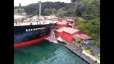 Φορτηγό πλοίο καταστρέφει σπίτι στον Βόσπορο