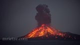 Explosioner Krakatau vulkan på natten