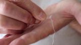 針の穴を通して糸を通すための簡単な方法