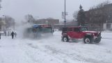 Τρία τετρακίνητα οχήματα τραβούν ένα λεωφορείο που κόλλησε στο χιόνι