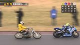 En konstig motorcykel race i Japan