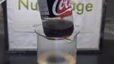 Door het verwijderen van metaal uit een blikje Coca-Cola