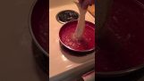 Ένα γατόψαρο ζωντανεύει όταν μπει στο τηγάνι