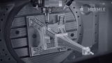 CNC stroj vytvoří hliníkový Eiffelova věž