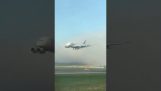 Ein Flugzeug erscheint aus dem Nichts