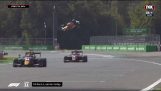 Een auto stijgt in de Formule 3 ras