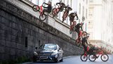 Fabio Wibmer robiť na bicykli v meste,