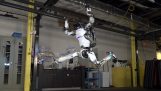 Il robot Atlas facendo acrobazie