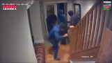 Человек борется с грабителями в своем доме