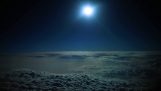 Repülő a felhők felett a holdfényben
