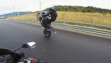 Motosikletistria 180 km / s olan bir korkuluk vurur