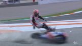 Uma motocicleta bate Johann Zarco em Valência Moto GP