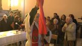 Ιταλός ιερέας τραγουδά το “Bella Ciao”