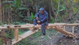 Bau einer handgemachten Holzbrücke