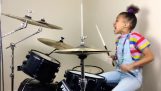En flicka 9 år på trummor