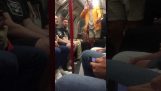 Πως να ξεφορτωθείς έναν ενοχλητικό επιβάτη στο μετρό