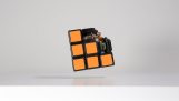 Een Rubik's Cube die uitsluitend geschorst en loste het