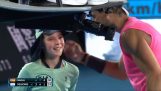 Die Rafael Nadal für eine Kugel Mädchen besorgt traf den Ball