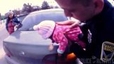 A polícia salva a vida de um bebê