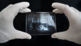 Afișarea negativelor unei fotografii vechi de 120 de ani