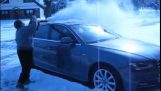 Sneeuw verwijderen uit auto met bladblazer