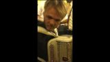 il giocatore francese della fisarmonica di Ryanair…