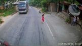 Bebê corre para estrada