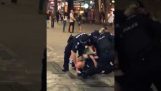 الرجل bodyslams ضابط الشرطة الاسترالية