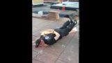 this guy does pushups without hands !!!! INCREDIBLE