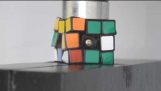 Rubikova kocka proti hydraulického lisu v 200tonn