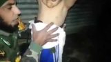 חייל עיראקי הסרת חגורת נפץ מילד במוסול