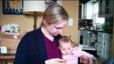 תינוק צוחק אמא שלה לאכול צ'יפס!