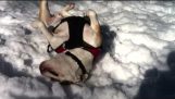 Bulldog inglese avendo divertimento nella neve