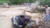 L'uomo fugge da auto Stuck in Floodwaters