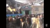 Multimea furioasa din Afganistan ucide o femeie care se presupune că a ars Coranul