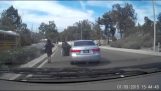 Crazy driveren hopper ut av bilen sin, forårsaker ulykken