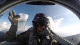 Pilot drikker et glass vann, Mens flyr opp ned med jagerfly