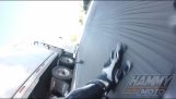 Motorsyklist lysbilder henhold trailer lastebil