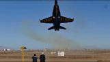 Le vol spectaculaire bas d'un F-18