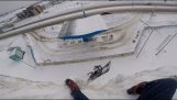 Snowboarder undviker sista minuten drop i klippan
