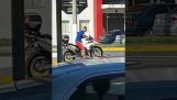 Tyhmä moottoripyörä varas vain toimittanut