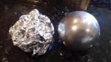 Een bal aluminiumfolie
