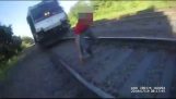 Cop salva al hombre de sordos de tren