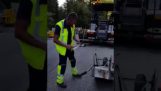 Trabalhadores que fundem um carrinho de mão