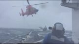 폭풍 동안 배에 헬기를 착륙