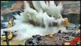 Obrovský kus kamene spadne do vody (Brazílie)