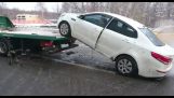 Vodič sa snaží vytiahnuť svoje vozidlo žeriavom (Rusko)