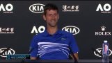 Novak Djokovic napodobňuje talianskeho novinára