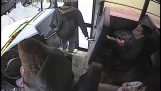 водитель школьного автобуса спасает ребенка от несчастного случая